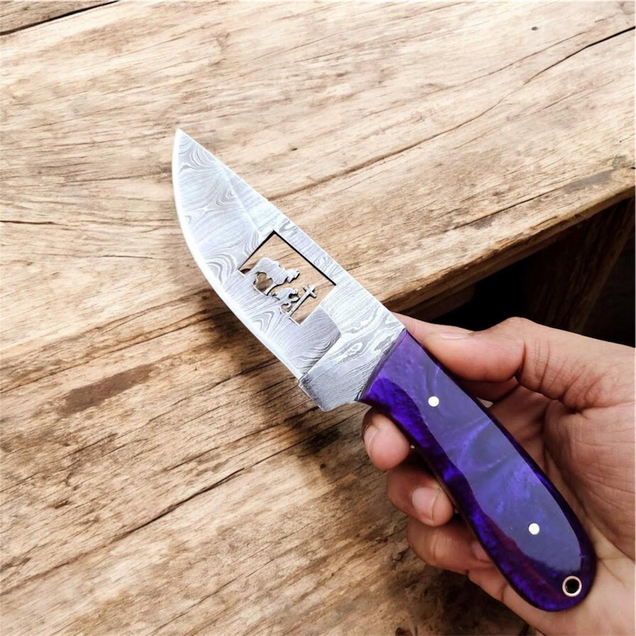 Handmade Cowboy Knife – Damascus Steel Blade with Praying Man and Horse Wirecut Design, Resin Handle, and Leather Sheath