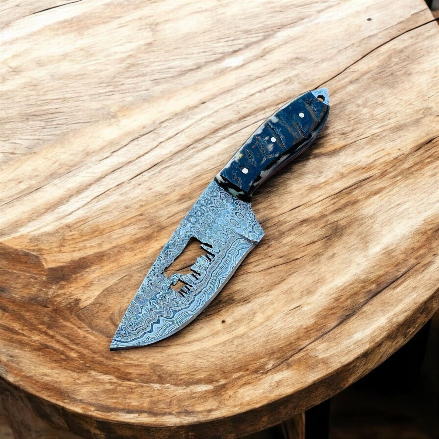 Cowboy Knife – Damascus Blade with Cow Wire-Cut & Ram Horn Handle, 8.5"
