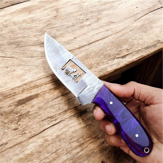 Handmade Cowboy Knife – Damascus Steel Blade with Praying Man and Horse Wirecut Design, Resin Handle, and Leather Sheath