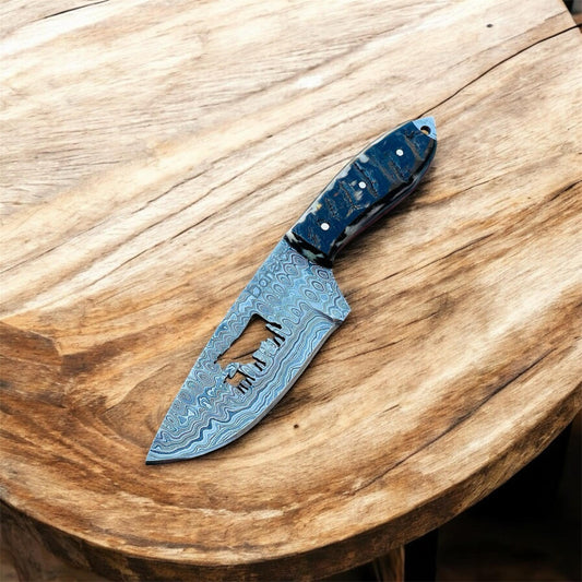 Cowboy Knife – Damascus Blade with Cow Wire-Cut & Ram Horn Handle, 8.5"